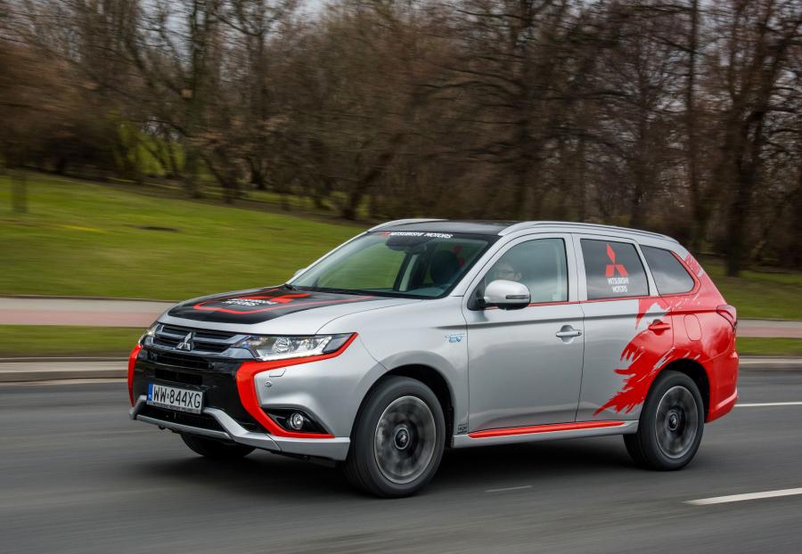  Mitsubishi Outlander PHEV Rally Style 2016 года  (фото 14 из 30)